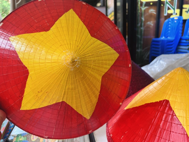 Gift market bustling ahead of Vietnam’s National Day - Ảnh 8.