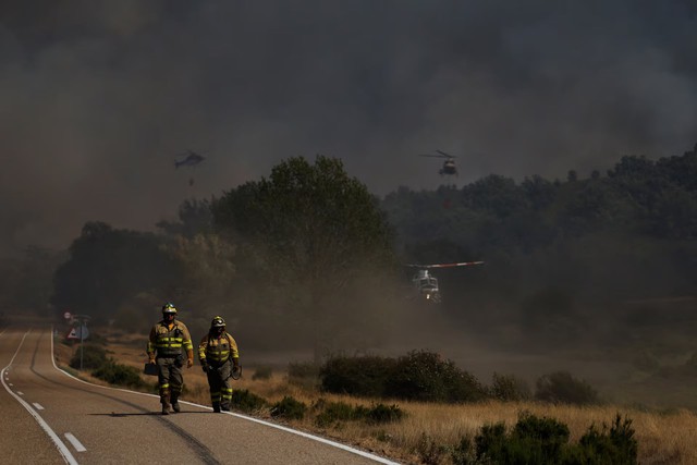 Firefighters battle 'fire whirls' in northern Spain- Ảnh 3.