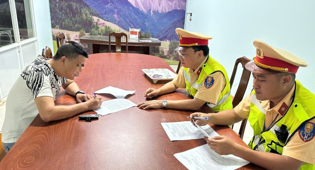 Vietnamese passenger bus driver, owner fined $8,900 over overloading violations- Ảnh 1.