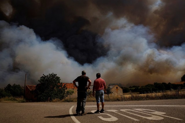 Firefighters battle 'fire whirls' in northern Spain- Ảnh 2.