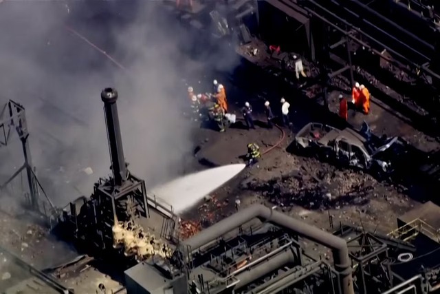 2 dead, at least 10 injured in explosion at US steel facility- Ảnh 1.