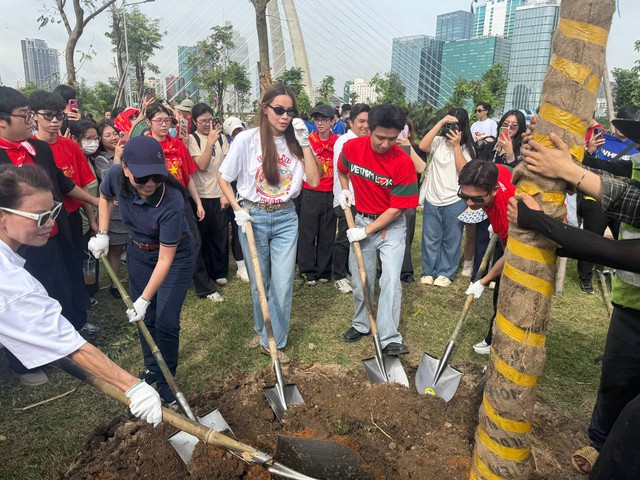 Hồ Ngọc Hà: Sau này sẽ dắt con đến đây và khoe cây của mẹ trồng - Ảnh 1.