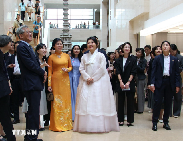 Vietnam’s Party chief, spouse enjoy tea, traditional art performances in S.Korea- Ảnh 12.
