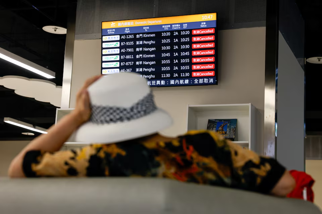 Typhoon Podul slams into southern Taiwan, hundreds of flights cancelled- Ảnh 1. Typhoon Podul slams into southern Taiwan, hundreds of flights cancelled- Ảnh 1.