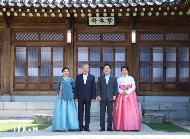 Vietnam’s Party chief, spouse enjoy tea, traditional art performances in S.Korea- Ảnh 1.