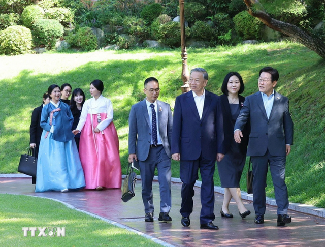 Vietnam’s Party chief, spouse enjoy tea, traditional art performances in S.Korea- Ảnh 3.