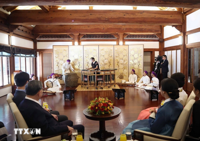 Vietnam’s Party chief, spouse enjoy tea, traditional art performances in S.Korea- Ảnh 5.