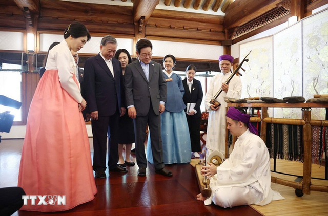 Vietnam’s Party chief, spouse enjoy tea, traditional art performances in S.Korea- Ảnh 6.