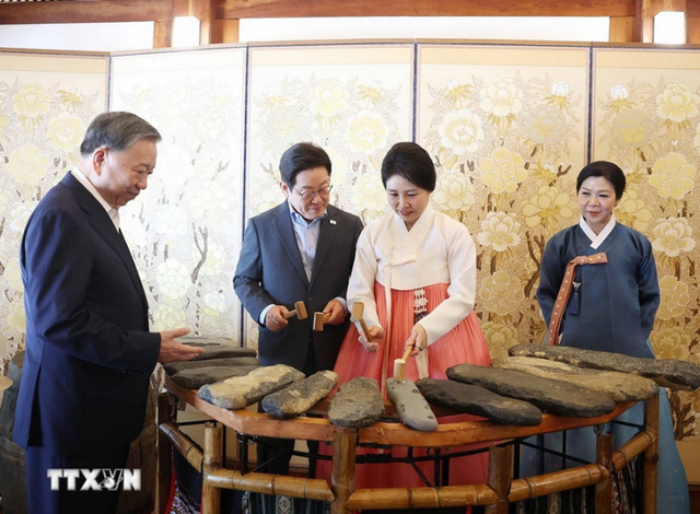 Vietnam’s Party chief, spouse enjoy tea, traditional art performances in S.Korea- Ảnh 7.