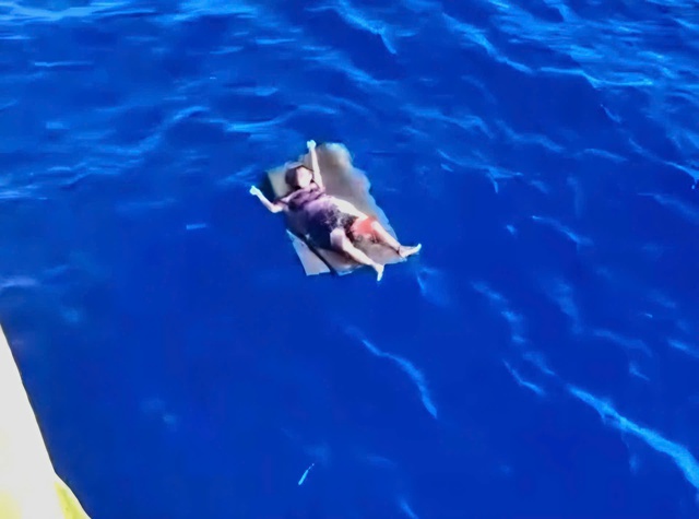 Vietnam fisherman rescued after 24 hours adrift on foam board- Ảnh 2. Vietnam fisherman rescued after 24 hours adrift on foam board- Ảnh 2.