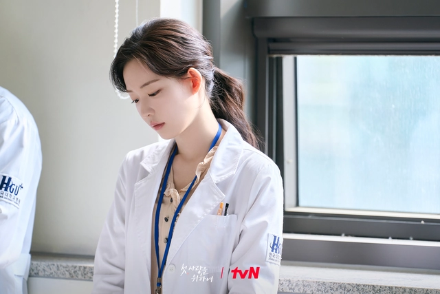 Giữa mùa phim kịch tính, Love, take two ghi điểm bởi sự khác biệt- Ảnh 6.