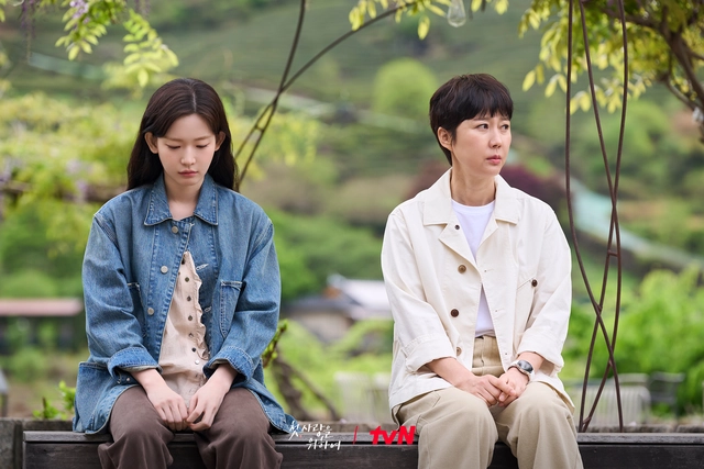 Giữa mùa phim kịch tính, Love, take two ghi điểm bởi sự khác biệt- Ảnh 2.