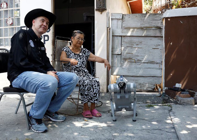 Robot dog in Mexico teaches animal kindness on the streets- Ảnh 2. Robot dog in Mexico teaches animal kindness on the streets- Ảnh 2.