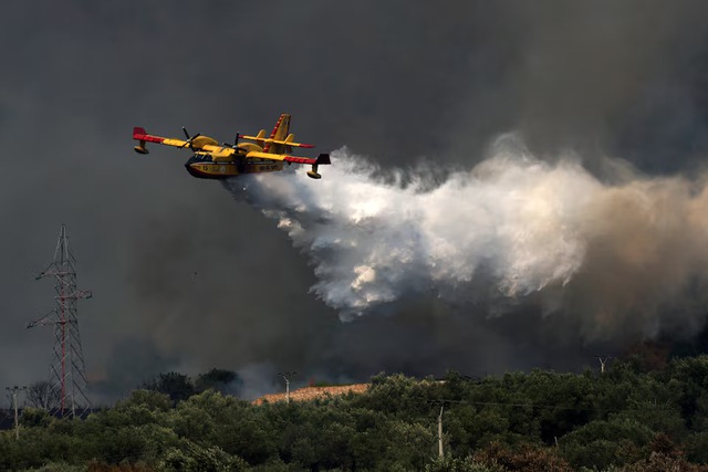 Wildfires fanned by heatwave and strong winds rage across Europe- Ảnh 3.