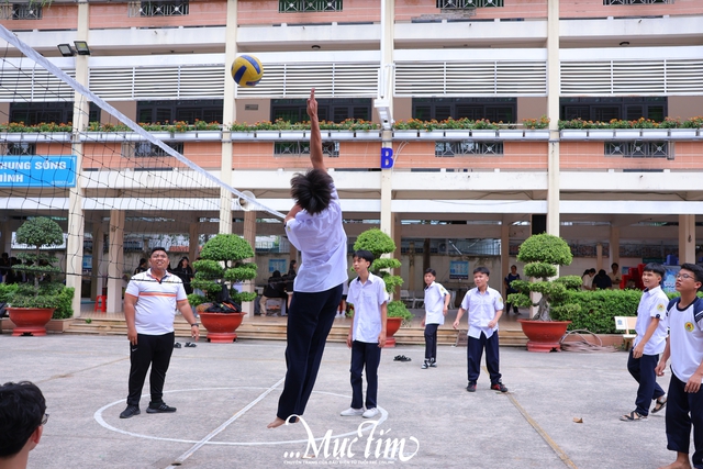 Học sinh lớp 10 Trường THPT Lý Thường Kiệt thích thú trước màn chào sân của các câu lạc bộ trường - Ảnh 13.