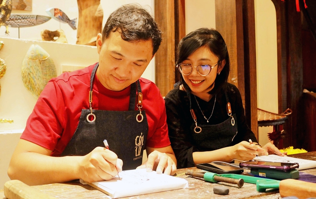 Ho Chi Minh City young adults carve out silence amid resonance of chisel on wood- Ảnh 1.