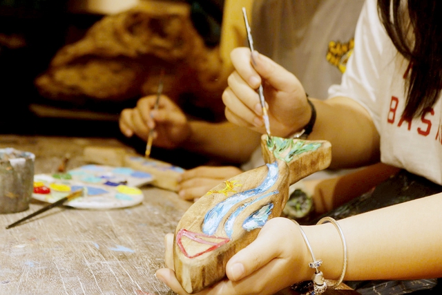 Ho Chi Minh City young adults carve out silence amid resonance of chisel on wood- Ảnh 3.