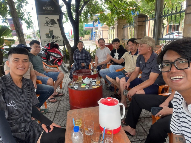 Two young men walk from Ho Chi Minh City to Hanoi to celebrate National Day - Ảnh 2.