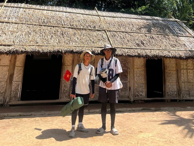 Two young men walk from Ho Chi Minh City to Hanoi to celebrate National Day - Ảnh 3.