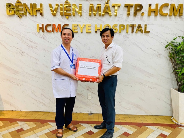 Chi bộ Khăn Quàng Đỏ - báo Tuổi Trẻ tặng hơn 800 đầu sách, báo cho Bệnh viện Mắt TP.HCM - Ảnh 1.
