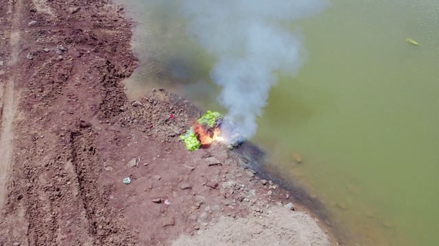 200kg wartime bomb safely handled near Vietnam-Laos border - Ảnh 1.