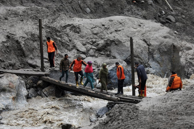 Floods and landslides in Indian Kashmir kill 60, over 200 missing  - Ảnh 2.