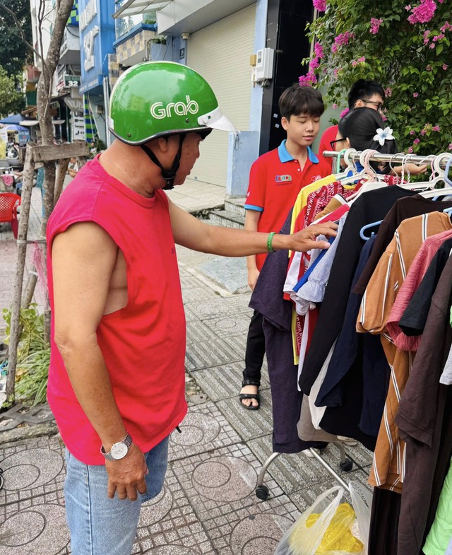 Teen Trường THPT Nguyễn An Ninh tổ chức gian hàng 0 đồng chan chứa yêu thương- Ảnh 2.