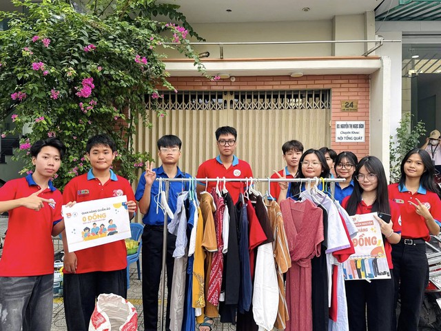 Teen Trường THPT Nguyễn An Ninh tổ chức gian hàng 0 đồng chan chứa yêu thương- Ảnh 1.