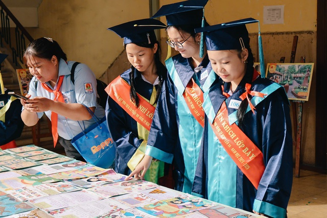 Lễ phát thưởng Giải Lê Quý Đôn: những khoảnh khắc đẹp tại triển lãm - Ảnh 4.