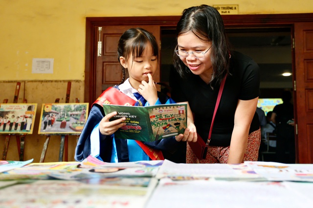 Lễ phát thưởng Giải Lê Quý Đôn: những khoảnh khắc đẹp tại triển lãm - Ảnh 1.