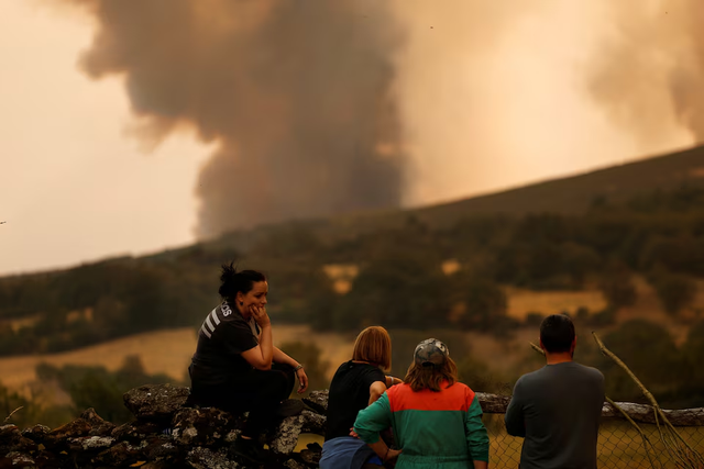 Spain battles 14 major fires with more expected- Ảnh 1. Spain battles 14 major fires with more expected- Ảnh 1.