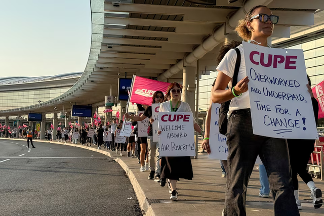 Canadian government moves to end Air Canada strike, seeks binding arbitration- Ảnh 5. Canadian government moves to end Air Canada strike, seeks binding arbitration- Ảnh 5.