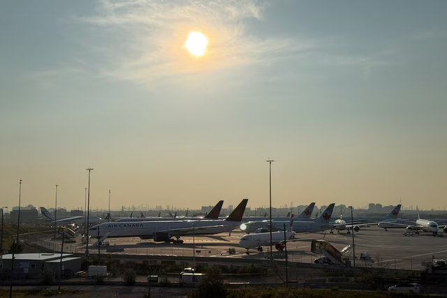 Canadian government moves to end Air Canada strike, seeks binding arbitration- Ảnh 6. Canadian government moves to end Air Canada strike, seeks binding arbitration- Ảnh 6.