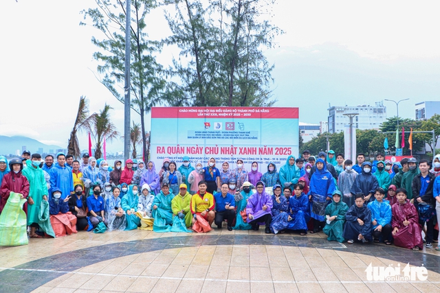 Over 500 people brave rain for Da Nang beach clean-up- Ảnh 1. Over 500 people brave rain for Da Nang beach clean-up- Ảnh 1.