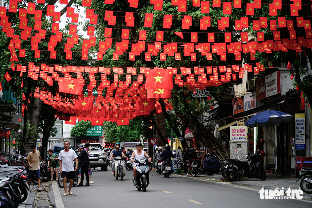 Hanoi adorned with national flags ahead of National Day celebrations - Ảnh 3.