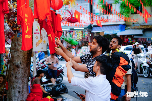 Hanoi adorned with national flags ahead of National Day celebrations - Ảnh 4.