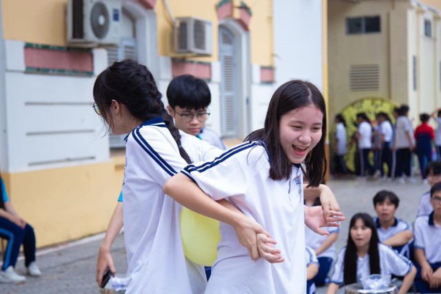 Trường THPT chuyên Trần Đại Nghĩa rộn ràng đón học sinh khối 10- Ảnh 2.