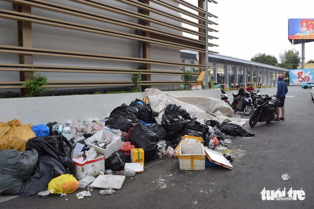 Trash piles up outside Tan Son Nhat airport’s T3 Terminal- Ảnh 1.