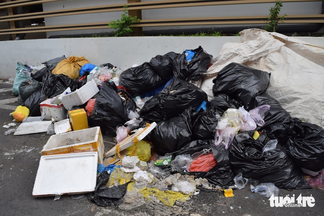 Trash piles up outside Tan Son Nhat airport’s T3 Terminal- Ảnh 2.