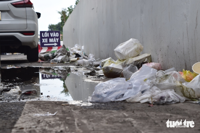 Trash piles up outside Tan Son Nhat airport’s T3 Terminal- Ảnh 3.