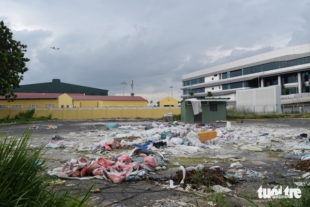 Trash piles up outside Tan Son Nhat airport’s T3 Terminal- Ảnh 4.