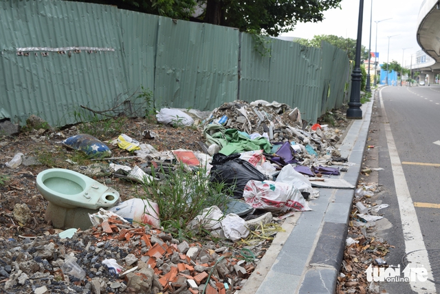 Trash piles up outside Tan Son Nhat airport’s T3 Terminal- Ảnh 8.