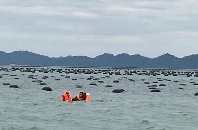 2 dead after raft carrying 17 capsizes in northern Vietnam  - Ảnh 1.
