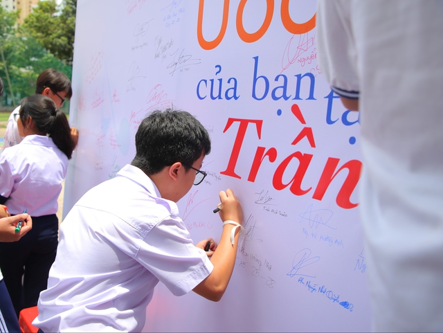 Trường THPT chuyên Trần Đại Nghĩa rộn ràng đón học sinh khối 10- Ảnh 3.