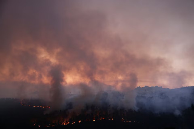 Spain battles 20 major wildfires amid scorching heat, deploys more troops - Ảnh 2.
