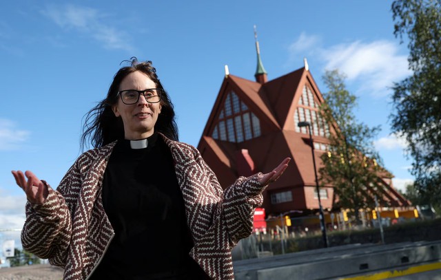 Wooden church sets off on slow Swedish road trip to escape mining subsidence - Ảnh 2.