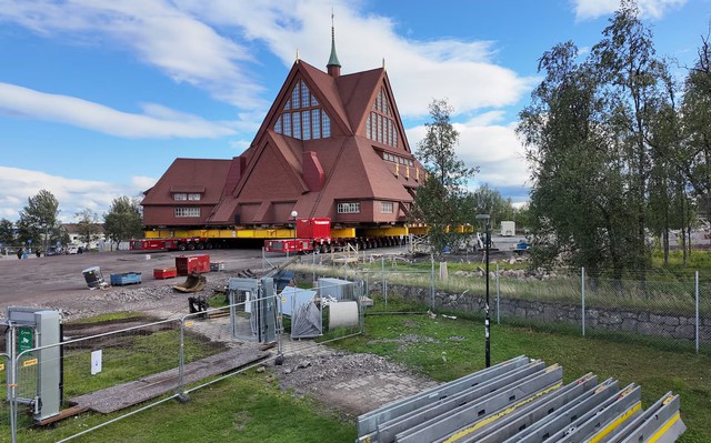 Wooden church sets off on slow Swedish road trip to escape mining subsidence - Ảnh 1.
