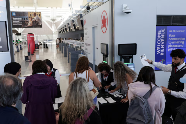Air Canada cabin crew strike enters day four as talks resume - Ảnh 1.