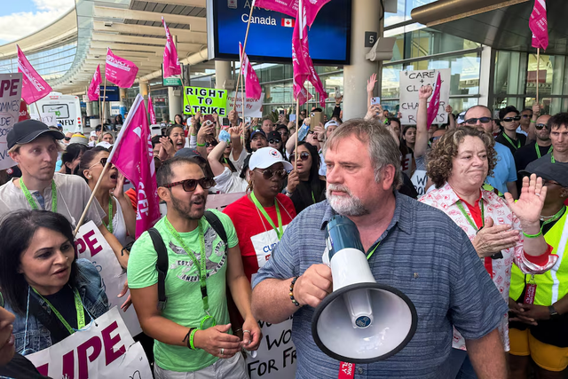 Air Canada cabin crew strike enters day four as talks resume - Ảnh 2.