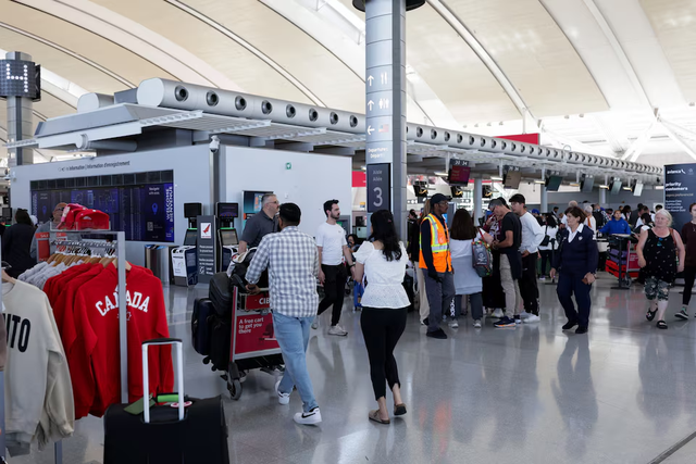 Air Canada cabin crew strike enters day four as talks resume - Ảnh 3.